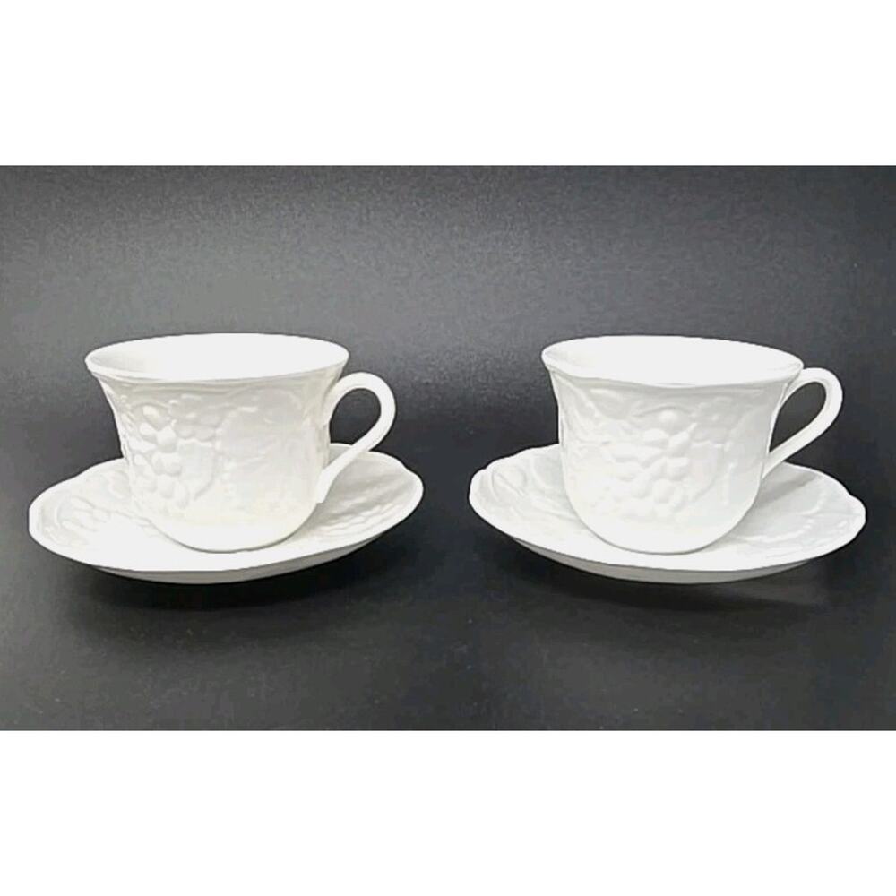 Wedgwood Strawberry & Vine 2 Cups and Saucers Bone China‎ U263